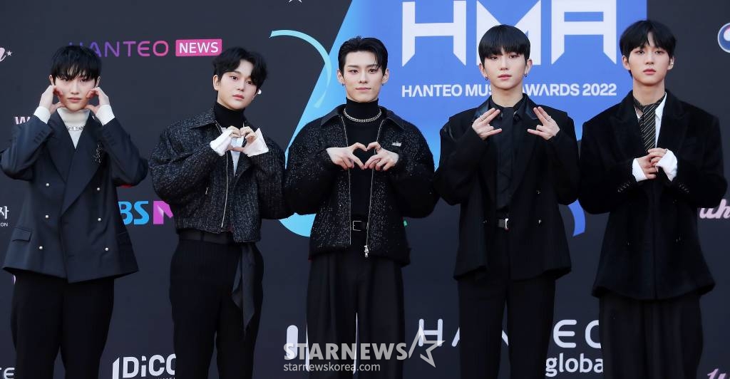 그룹 TNX가 11일 오후 서울 송파구 잠실종합운동장 실내체육관에서 진행된 '30주년 한터뮤직어워즈 2022' 레드카펫 행사에 참석해 포즈를 취하고 있다. 2023.02.11 /사진=김창현 기자 chmt@