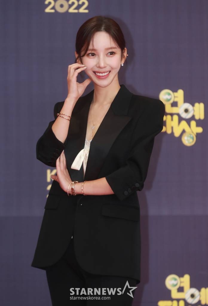 웹툰작가 야옹이가 24일 오후 서울 여의도 KBS홀에서 진행된 2022 KBS 연예대상 레드카펫 행사에 참석해 포즈를 취하고 있다. /2022.12.24 /사진=이동훈 기자 photoguy@