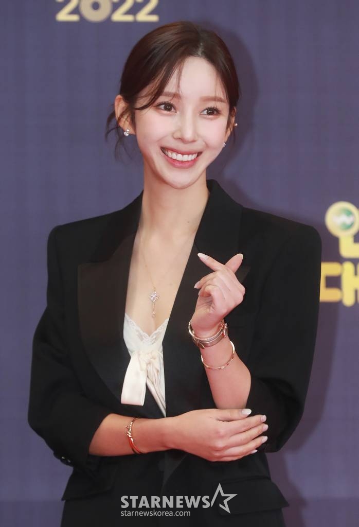 웹툰작가 야옹이가 24일 오후 서울 여의도 KBS홀에서 진행된 2022 KBS 연예대상 레드카펫 행사에 참석해 포즈를 취하고 있다. /2022.12.24 /사진=이동훈 기자 photoguy@
