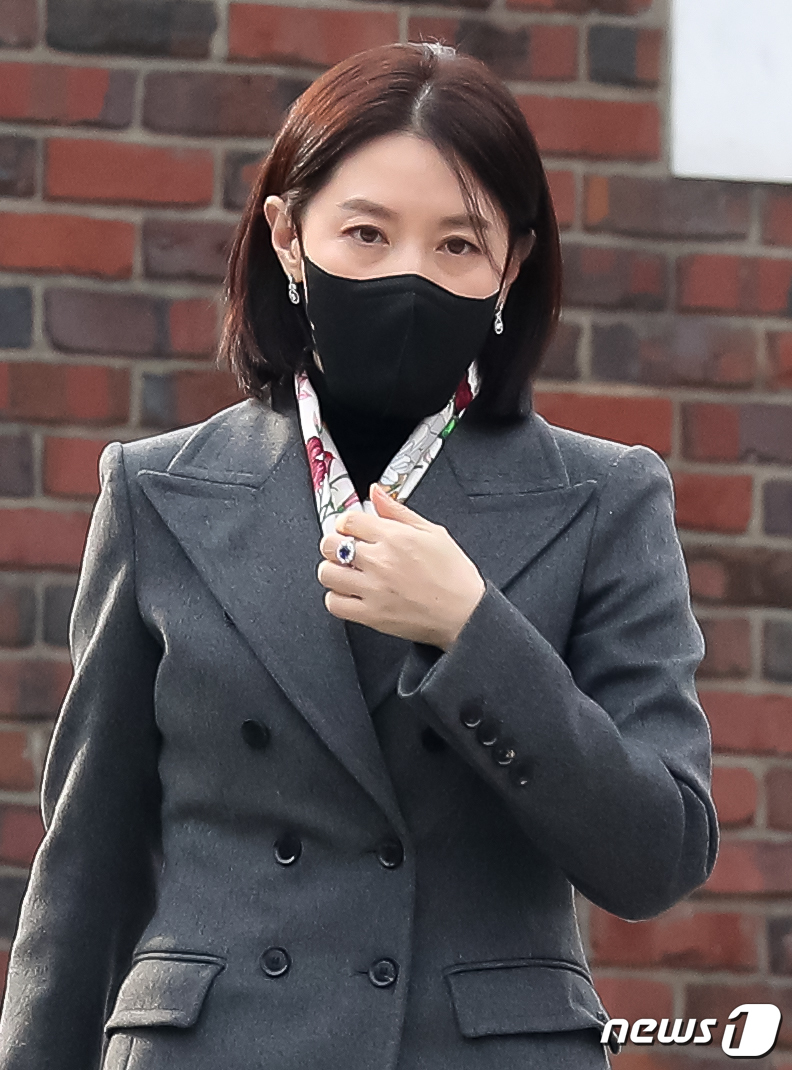 (서울=뉴스1) 민경석 기자 = 배우 이영애가 11일 오후 서울 중구 정동제일교회에서 열린 정몽규 HDC그룹 회장의 장남 정준선 카이스트 교수의 결혼식에 남편 정호영 한국레이컴 전 회장과 함께 참석한 뒤 식장을 나서고 있다. 2023.2.11/뉴스1  Copyright (C) 뉴스1. All rights reserved. 무단 전재 및 재배포 금지.