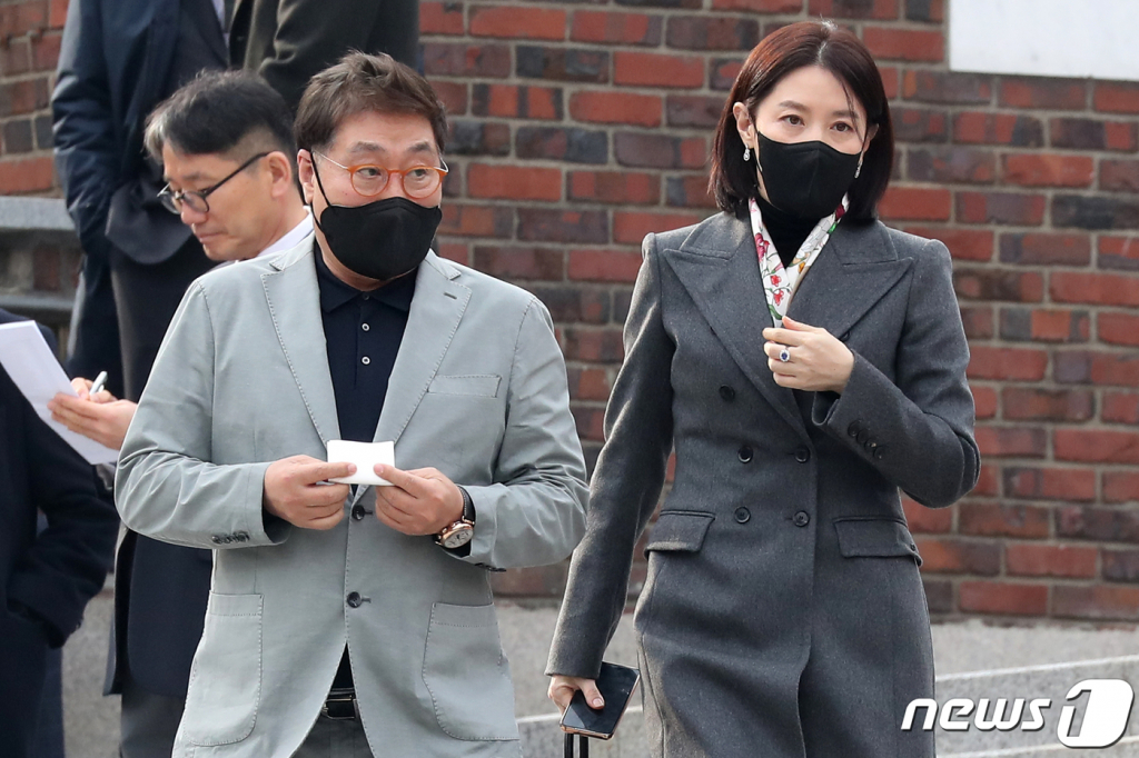 (서울=뉴스1) 민경석 기자 = 배우 이영애와 남편 정호영 한국레이컴 전 회장이 11일 오후 서울 중구 정동제일교회에서 열린 정몽규 HDC그룹 회장의 장남 정준선 카이스트 교수의 결혼식에 참석한 뒤 식장을 나서고 있다. 2023.2.11/뉴스1  Copyright (C) 뉴스1. All rights reserved. 무단 전재 및 재배포 금지.
