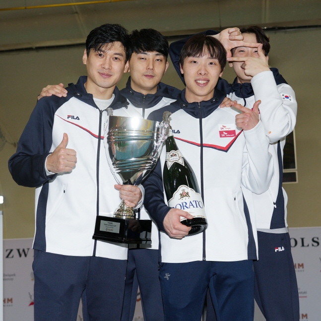 13일 FIE 월드컵 남자 사브르 단체전에서 금메달을 따낸 구본길(왼쪽부터), 하한솔, 박상원, 도경동이 트로피를 들고 기념촬영을 하고 있다. /사진=대한펜싱협회