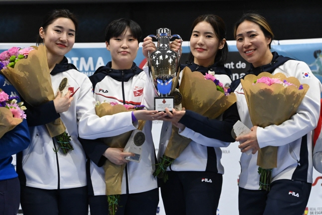 에페 여자 단체전 금메달 수확 후 우승 세리머니를 하고 있는 이혜인(왼쪽부터), 유단우, 송세라, 강영미. /사진=대한펜싱협회