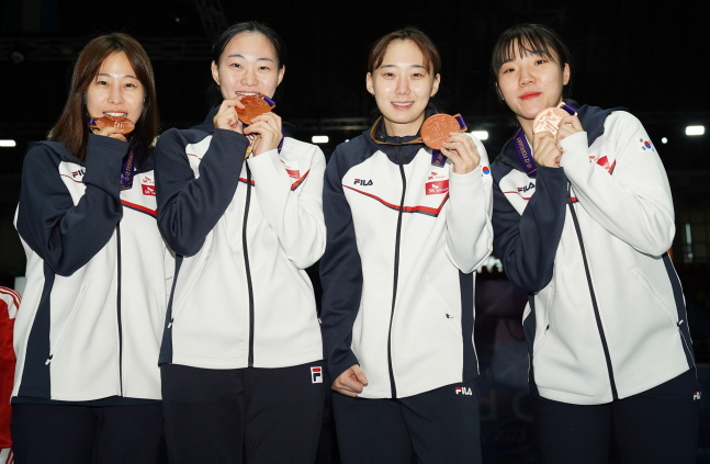 여자 사브르 단체전에서 동메달을 차지한 전은혜(왼쪽부터), 최세빈, 윤지수, 전하영이 카메라 앞에서 포즈를 취하고 있다. /사진=대한펜싱협회