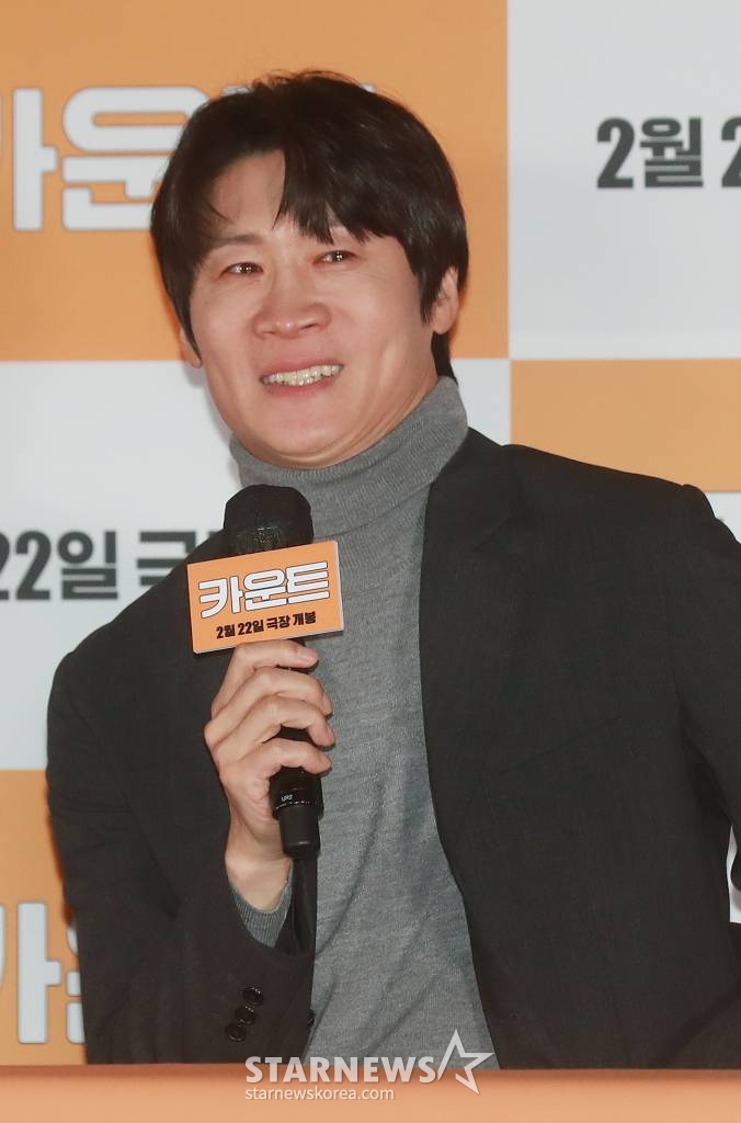 배우 진선규가 13일 오후 서울 CGV용산아이파크몰에서 진행된 영화 '카운트'(감독 권혁재) 언론시사회에 참석해 질문에 답하고 있다.  10년 전 올림픽에서 금메달을 수상한 메달리스트였지만 지금은 고집 밖에 안 남은 고등학교 체육 선생으로 평범한 나날을 보내는 주인공 박시헌을 중심으로 벌어지는 이야기를 그린 영화 '카운트'는 오는 22일 개봉한다. /2023.02.13 /사진=이동훈 기자 photoguy@