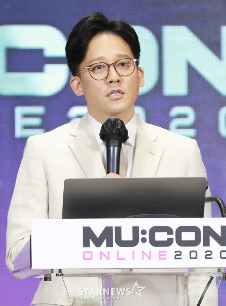 이성수 SM엔터테인먼트 대표가 25일 오후 서울 용산구 노들섬 특설무대에서 한국콘텐츠진흥원 주최로 열린 2020 서울국제뮤직페어(MU:CON ONLINE 2020) 콘퍼런스에 참석해 '컬쳐 테크놀로지, IP 산업 그리고 언택트'를 주제로 기조연설을 하고 있다. /사진=이동훈 기자 photoguy@