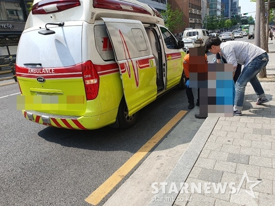 길에 쓰러진 시민을 119 구급대원에게 인계 중인 김시덕, 이재훈/사진=독자제공