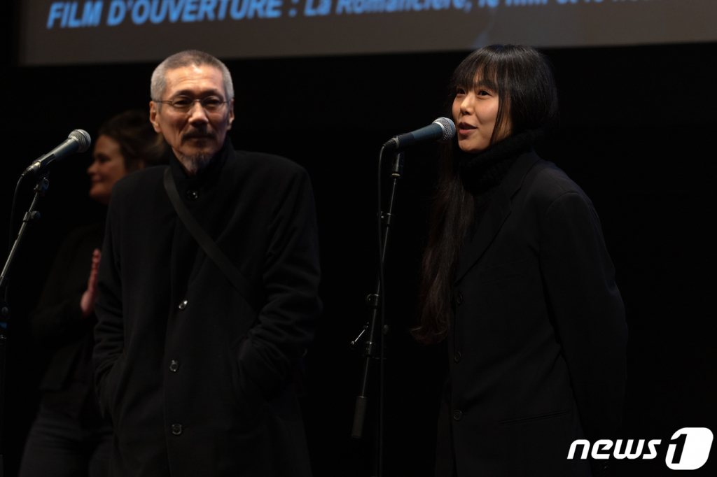 (파리=뉴스1) 이준성 기자 = 13일 오후(현지시간) 프랑스 파리 시네마테크 프랑세즈에서 열린 ‘홍상수 감독 전작 회고전’에서 개막작 ‘소설가의 영화’ 상영 전 홍상수(64) 감독과 배우 김민희(41)가 무대에 올라 인사를 하고 있다. 2023.02.14/뉴스1 Copyright (C) 뉴스1. All rights reserved. 무단 전재 및 재배포 금지.