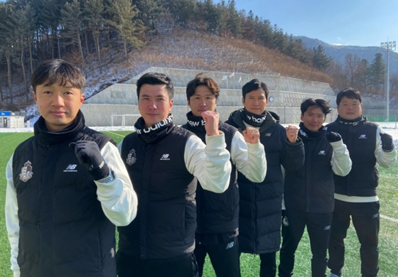 서울이랜드의 코치진. 왼쪽부터 김용신 분석관, 황지환 피지컬코치, 이호 수석코치, 박충균 감독, 정혁 필드코치, 권순형 골키퍼코치. /사진=서울이랜드 제공