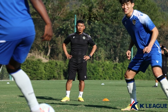조성환 인천 유나이티드 감독(가운데). /사진=한국프로축구연맹 제공
