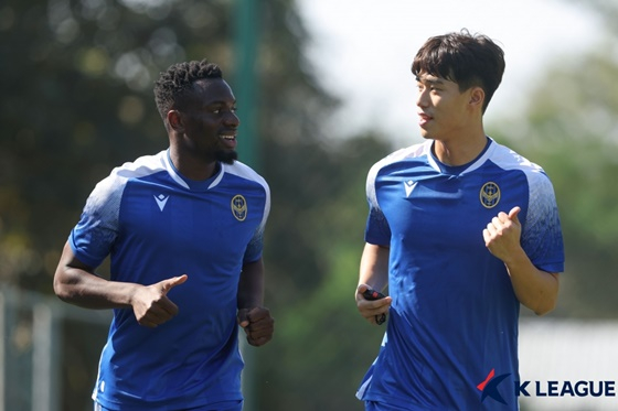 인천 유나이티드의 폴 조제 음포쿠(왼쪽)와 천성훈. /사진=한국프로축구연맹 제공