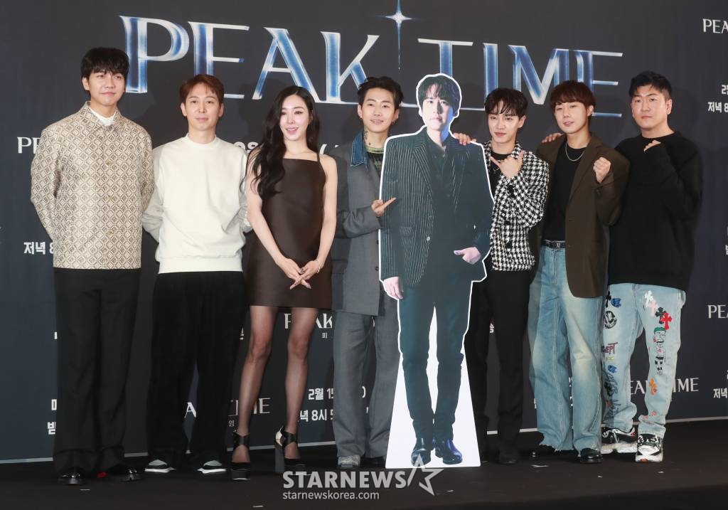 가수 이승기(왼쪽부터), 안무 디렉터 심재원, 가수 티파니 영, 박재범, 이기광, 김성규, 프로듀서 라이언전 15일 서울 마포구 스탠포드호텔에서 열린 JTBC 예능 프로그램 '피크타임' 제작발표회에 참석해 포즈를 취하고 있다. ‘피크타임’은 무대가 절실한 현역 아이돌부터 빛을 보지 못한 경단(경력단절), 해체돌까지 다시 한 번 무대에 올라 뜨거운 경쟁을 벌이는 팀전 서바이벌이다. /2023.2.15 /사진=이동훈 기자 photoguy@
