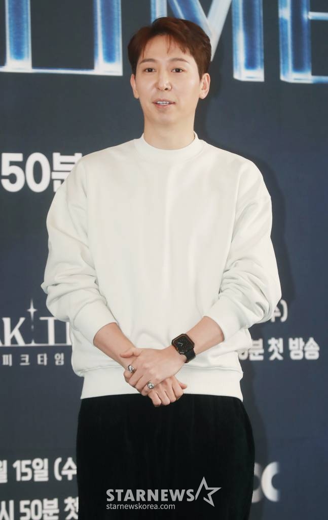 안무디렉터 심재원이 15일 서울 마포구 스탠포드호텔에서 열린 JTBC 예능 프로그램 '피크타임' 제작발표회에 참석해 포즈를 취하고 있다. ‘피크타임’은 무대가 절실한 현역 아이돌부터 빛을 보지 못한 경단(경력단절), 해체돌까지 다시 한 번 무대에 올라 뜨거운 경쟁을 벌이는 팀전 서바이벌이다. /2023.2.15 /사진=이동훈 기자 photoguy@