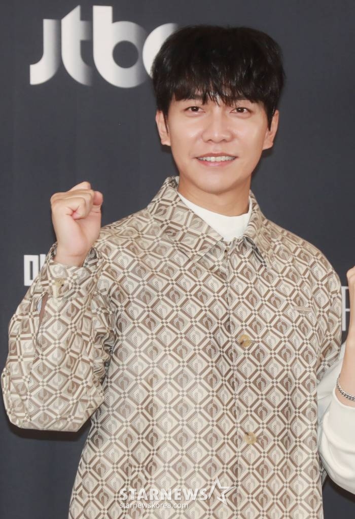 가수 이승기가 15일 서울 마포구 스탠포드호텔에서 열린 JTBC 예능 프로그램 '피크타임' 제작발표회에 참석해 포즈를 취하고 있다. ‘피크타임’은 무대가 절실한 현역 아이돌부터 빛을 보지 못한 경단(경력단절), 해체돌까지 다시 한 번 무대에 올라 뜨거운 경쟁을 벌이는 팀전 서바이벌이다. /2023.2.15 /사진=이동훈 기자 photoguy@