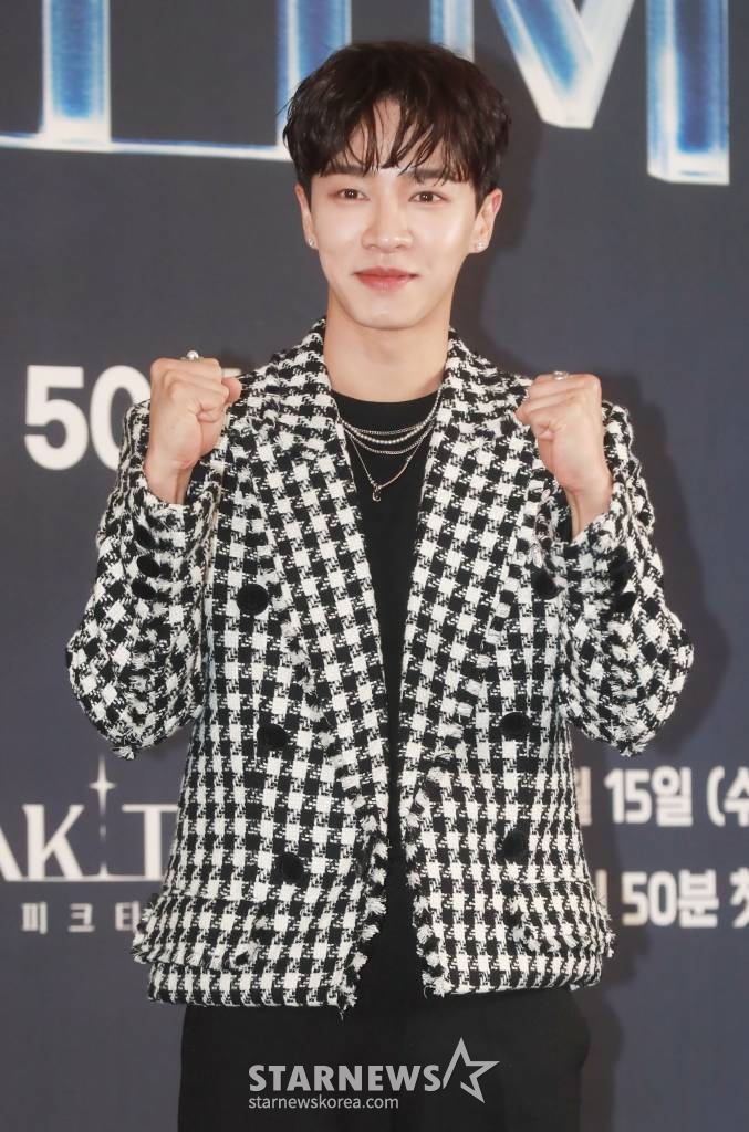 가수 이기광이 15일 서울 마포구 스탠포드호텔에서 열린 JTBC 예능 프로그램 '피크타임' 제작발표회에 참석해 포즈를 취하고 있다. ‘피크타임’은 무대가 절실한 현역 아이돌부터 빛을 보지 못한 경단(경력단절), 해체돌까지 다시 한 번 무대에 올라 뜨거운 경쟁을 벌이는 팀전 서바이벌이다. /2023.2.15 /사진=이동훈 기자 photoguy@