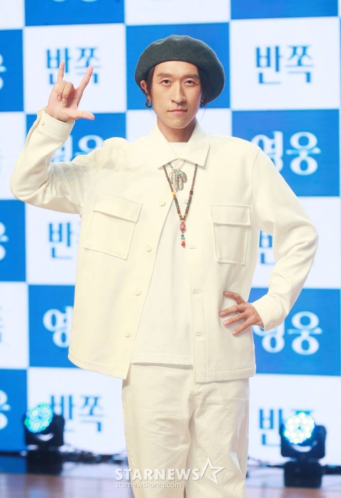 그룹 코요태(KOYOTE) 빽가가 5일 오후 서울 강남구 일지아트홀에서 진행된 새 앨범 ‘LET’s KOYOTE’ 발매기념 쇼케이스에서 포즈를 취하고 있다. 이번 앨범에는 더블타이틀곡 '영웅', '반쪽' 2곡이 수록됐다. /2022.10.05 /사진=이동훈 기자 photoguy@