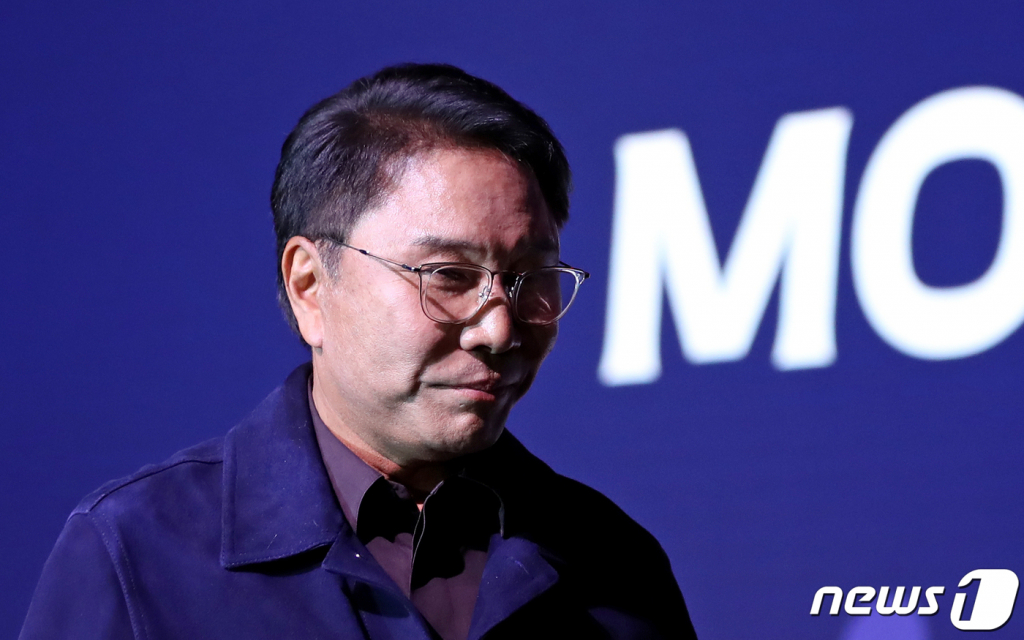 (서울=뉴스1) 장수영 기자 = 이수만 SM엔터테인먼트 전 총괄 프로듀서가 14일 서울 용산구 그랜드하얏트호텔에서 열린 한·몽 경제인 만찬 중 기조연설을 마친 뒤 단상에서 내려오고 있다. 2023.2.14/뉴스1 Copyright (C) 뉴스1. All rights reserved. 무단 전재 및 재배포 금지.
