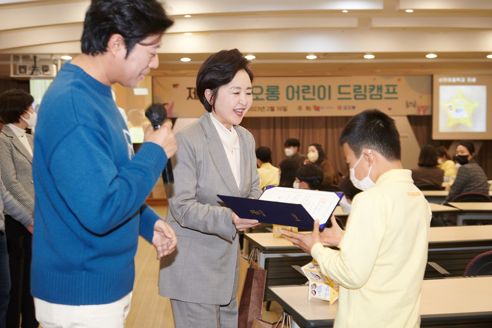 서창희 재단법인 꽃과어린왕자 이사장(가운데)이 개그맨 서태훈 씨와 함께 참가 학생들에게 장학증서를 수여하고 학생들의 장래희망을 적은 '드림스타'를 보며 꿈을 격려했다.
