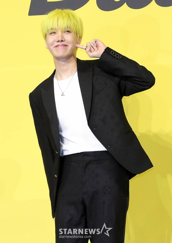 방탄소년단(BTS) 제이홉이 21일 오후 서울 송파구 방이동 올림픽홀에서 진행된 새 싱글앨범 'Butter' 발매 기념 쇼케이스에서 포즈를 취하고 있다. 'Butter'에는 버터처럼 부드럽게 녹아들어 너를 사로잡겠다는 방탄소년단의 귀여운 고백이 담겨있다. 방탄소년단은 'Butter'를 사실상의 선 공개 싱글로 스타트를 끊고 6월 중 'Butter'가 포함된 새 앨범을 발매할 계획이다. 2021.05.21 /사진=김창현 기자 chmt@