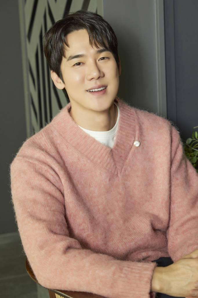 영화 '멍뭉이'(감독 김주환)의 주연배우 유연석이 17일 오전 진행된 인터뷰를 위해 포즈를 취하고 있다. 집사 인생 조기 로그아웃 위기에 처한 '민수'와 인생 자체가 위기인 '진국', 두 형제가 사랑하는 반려견 '루니'의 완벽한 집사를 찾기 위해 면접을 시작하고, 뜻밖의 '견'명적인 만남을 이어가는 영화 '멍뭉이'는 3월 1일 개봉한다. /2023.02.17 /사진=이동훈 기자 photoguy@
