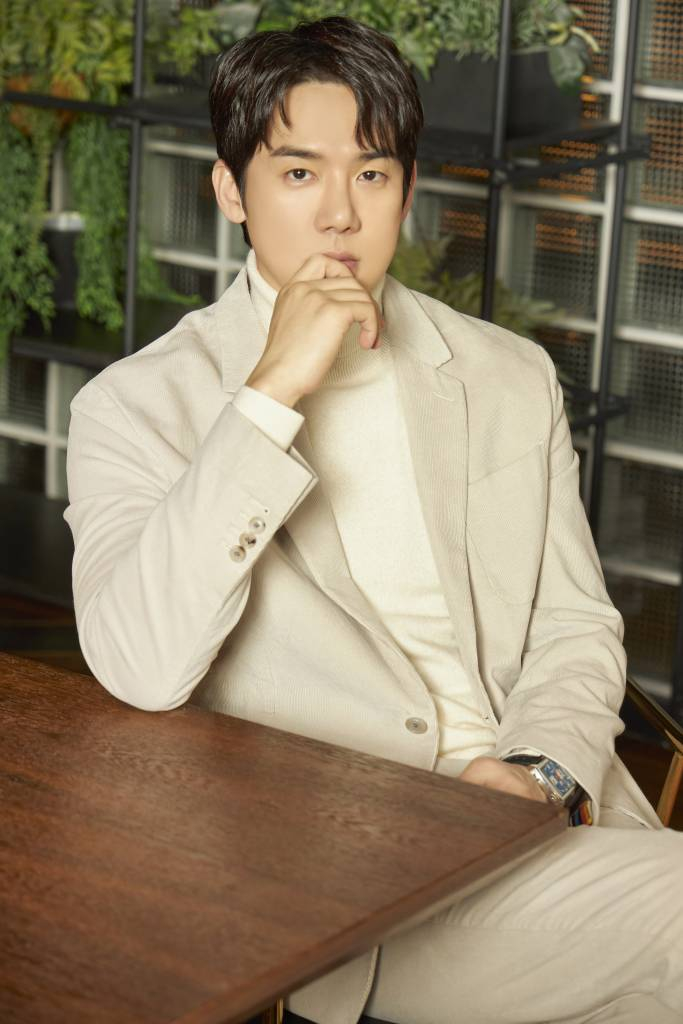 영화 '멍뭉이'(감독 김주환)의 주연배우 유연석이 17일 오전 진행된 인터뷰를 위해 포즈를 취하고 있다. 집사 인생 조기 로그아웃 위기에 처한 '민수'와 인생 자체가 위기인 '진국', 두 형제가 사랑하는 반려견 '루니'의 완벽한 집사를 찾기 위해 면접을 시작하고, 뜻밖의 '견'명적인 만남을 이어가는 영화 '멍뭉이'는 3월 1일 개봉한다. /2023.02.17 /사진=이동훈 기자 photoguy@