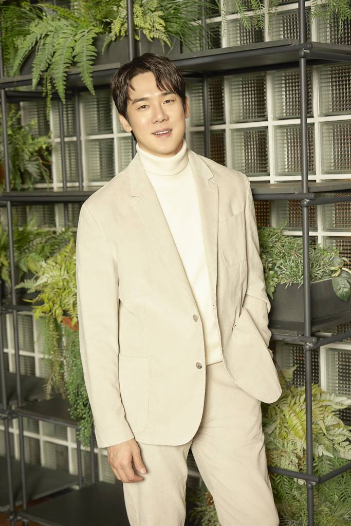 영화 '멍뭉이'(감독 김주환)의 주연배우 유연석이 17일 오전 진행된 인터뷰를 위해 포즈를 취하고 있다. 집사 인생 조기 로그아웃 위기에 처한 '민수'와 인생 자체가 위기인 '진국', 두 형제가 사랑하는 반려견 '루니'의 완벽한 집사를 찾기 위해 면접을 시작하고, 뜻밖의 '견'명적인 만남을 이어가는 영화 '멍뭉이'는 3월 1일 개봉한다. /2023.02.17 /사진=이동훈 기자 photoguy@