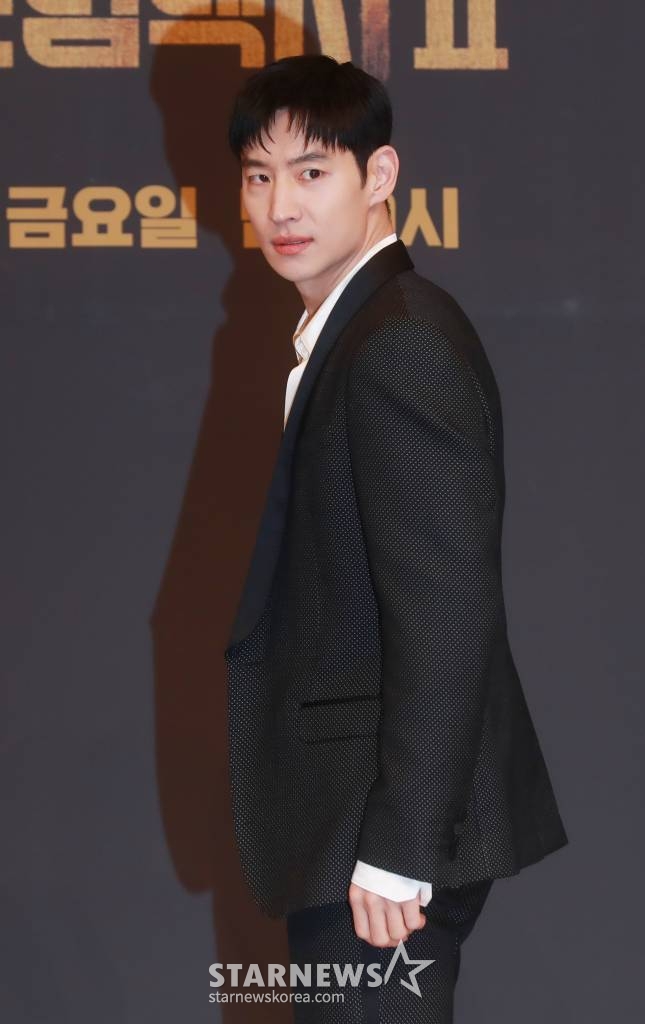 배우 이제훈이 17일 오후 서울 목동 SBS에서 진행된 금토드라마 '모범택시2' 제작발표회에 참석해 포즈를 취하고 있다.  베일에 가려진 택시회사 무지개 운수와 택시기사 김도기가 억울한 피해자를 대신해 복수를 완성하는 사적 복수 대행극 '모범택시2'는 오늘(17일) 첫 방송된다. /2023.02.17 /사진=이동훈 기자 photoguy@