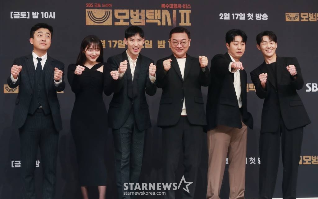 배우 장혁진, 표예진, 이제훈, 김의성, 배유람, 신재하가 17일 오후 서울 목동 SBS에서 진행된 금토드라마 '모범택시2' 제작발표회에 참석해 포즈를 취하고 있다.  베일에 가려진 택시회사 무지개 운수와 택시기사 김도기가 억울한 피해자를 대신해 복수를 완성하는 사적 복수 대행극 '모범택시2'는 오늘(17일) 첫 방송된다. /2023.02.17 /사진=이동훈 기자 photoguy@