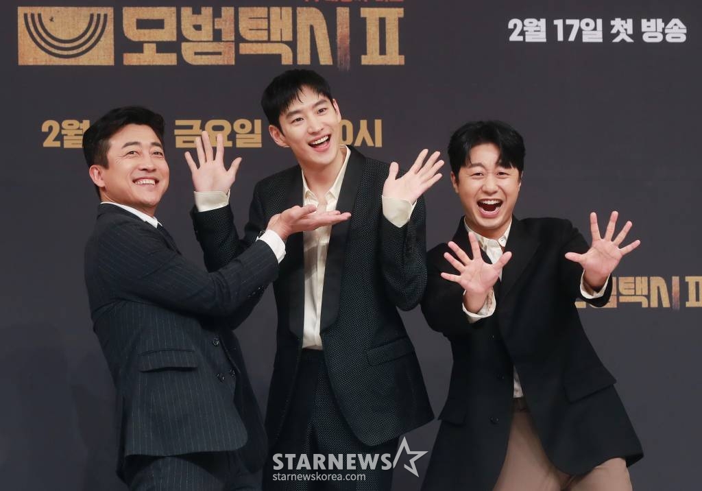 배우 장혁진, 이제훈, 배유람이 17일 오후 서울 목동 SBS에서 진행된 금토드라마 '모범택시2' 제작발표회에 참석해 포즈를 취하고 있다.  베일에 가려진 택시회사 무지개 운수와 택시기사 김도기가 억울한 피해자를 대신해 복수를 완성하는 사적 복수 대행극 '모범택시2'는 오늘(17일) 첫 방송된다. /2023.02.17 /사진=이동훈 기자 photoguy@