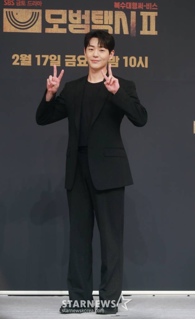 배우 신재하가 17일 오후 서울 목동 SBS에서 진행된 금토드라마 '모범택시2' 제작발표회에 참석해 포즈를 취하고 있다.  베일에 가려진 택시회사 무지개 운수와 택시기사 김도기가 억울한 피해자를 대신해 복수를 완성하는 사적 복수 대행극 '모범택시2'는 오늘(17일) 첫 방송된다. /2023.02.17 /사진=이동훈 기자 photoguy@