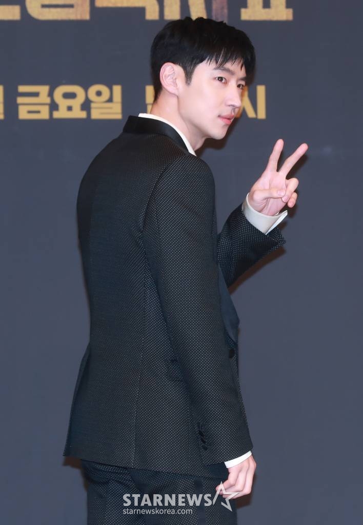 배우 이제훈이 17일 오후 서울 목동 SBS에서 진행된 금토드라마 '모범택시2' 제작발표회에 참석해 포즈를 취하고 있다.  베일에 가려진 택시회사 무지개 운수와 택시기사 김도기가 억울한 피해자를 대신해 복수를 완성하는 사적 복수 대행극 '모범택시2'는 오늘(17일) 첫 방송된다. /2023.02.17 /사진=이동훈 기자 photoguy@