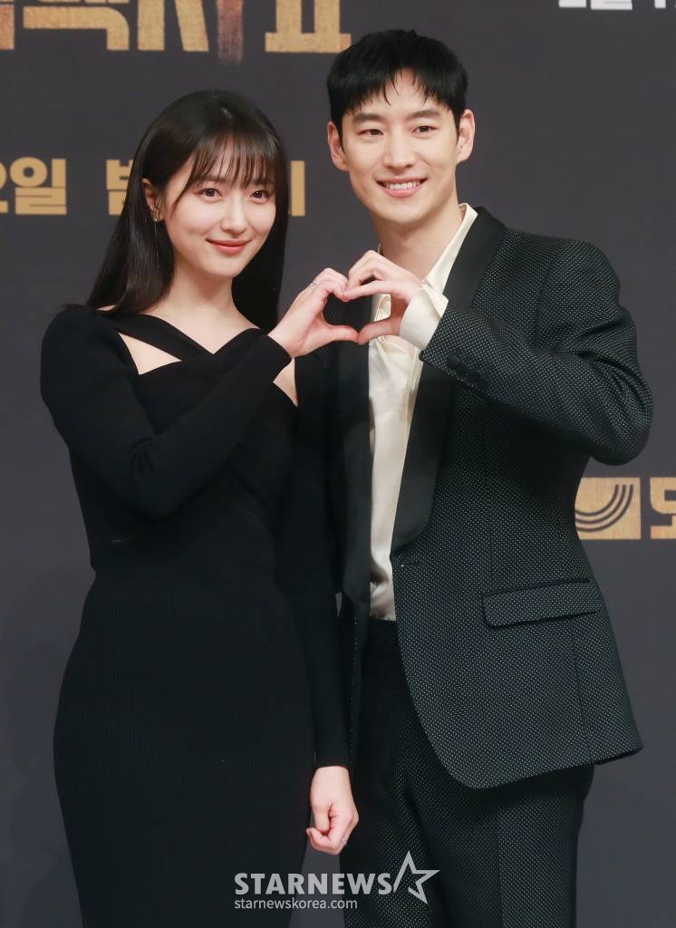 배우 표예진, 이제훈이 17일 오후 서울 목동 SBS에서 진행된 금토드라마 '모범택시2' 제작발표회에 참석해 포즈를 취하고 있다.  베일에 가려진 택시회사 무지개 운수와 택시기사 김도기가 억울한 피해자를 대신해 복수를 완성하는 사적 복수 대행극 '모범택시2'는 오늘(17일) 첫 방송된다. /2023.02.17 /사진=이동훈 기자 photoguy@