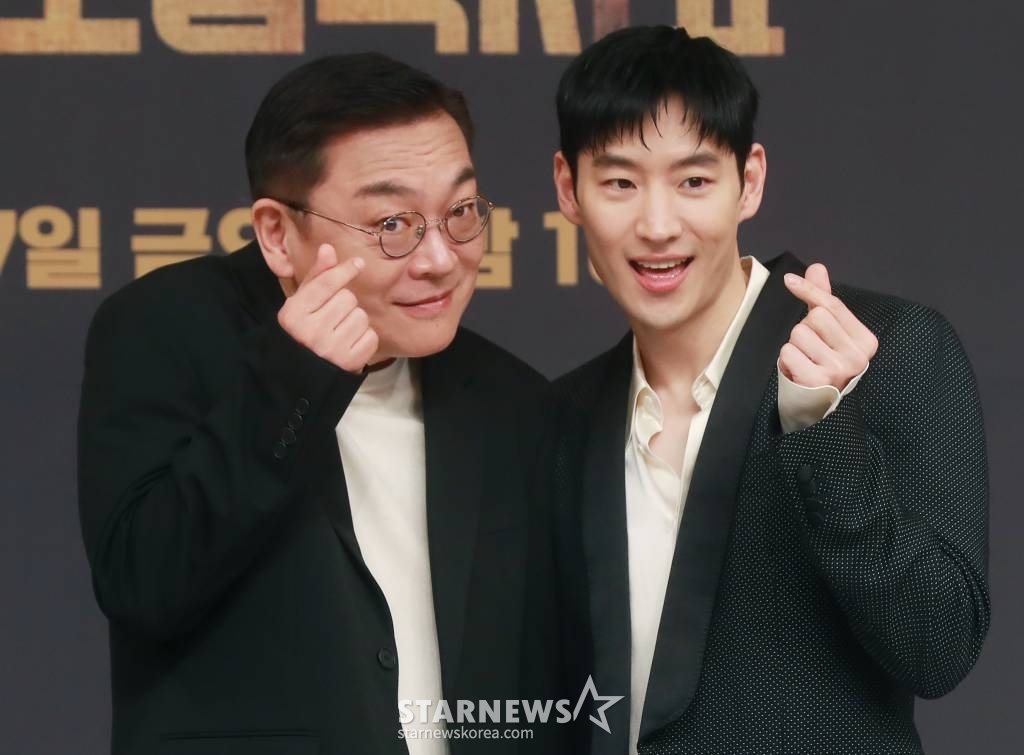 배우김의성, 이제훈이 17일 오후 서울 목동 SBS에서 진행된 금토드라마 '모범택시2' 제작발표회에 참석해 포즈를 취하고 있다.  베일에 가려진 택시회사 무지개 운수와 택시기사 김도기가 억울한 피해자를 대신해 복수를 완성하는 사적 복수 대행극 '모범택시2'는 오늘(17일) 첫 방송된다. /2023.02.17 /사진=이동훈 기자 photoguy@