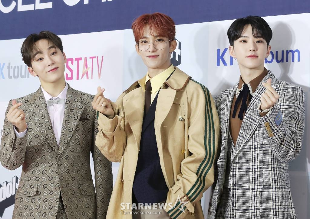 세븐틴 유닛 부석순이 18일 오후 서울 송파구 올림픽공원 KSPO DOME에서 진행된 '써클차트 뮤직 어워즈 2022' 레드카펫 행사에 참석해 포즈를 취하고 있다. 2023.02.18 /사진=김창현 기자 chmt@
