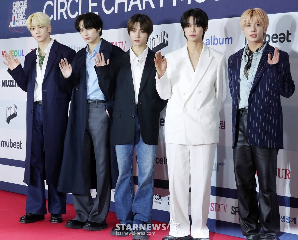 그룹 투모로우바이투게더가 18일 오후 서울 송파구 올림픽공원 KSPO DOME에서 진행된 '써클차트 뮤직 어워즈 2022' 레드카펫 행사에 참석해 포즈를 취하고 있다. 2023.02.18 /사진=김창현 기자 chmt@