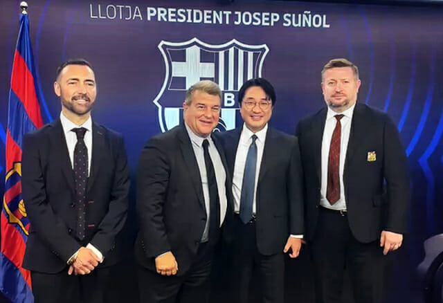 왼쪽부터 FC바르셀로나 아스토시 호세 라모스 대표, 후안 라포르타 회장, 쓰리디팩토리 오병기 대표, 맨체스터 유나이티드 리차드 아놀드 최고경영자. /사진=쓰리디팩토리 제공