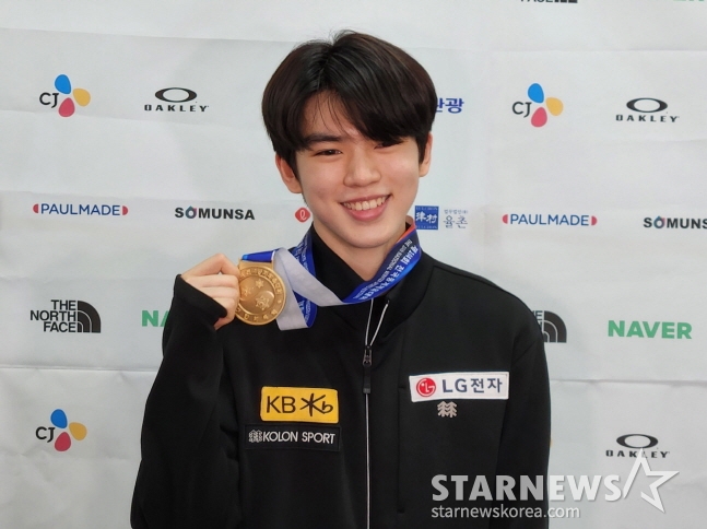 차준환이 19일 전국동계체전 피겨스케이팅 남자 대학부에서 우승을 차지한 뒤 금메달을 들고 환히 웃고 있다. /사진=안호근 기자