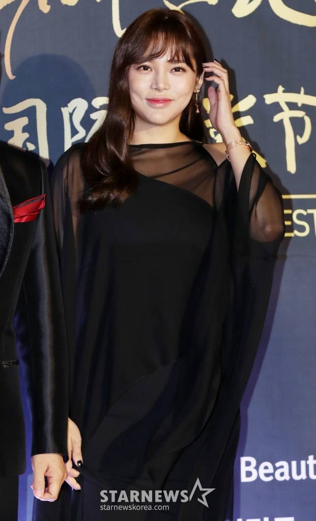 배우 박시연이 12일 오후 서울 송파구 올림픽공원 올림픽홀에서 진행된 '제2회 한중국제영화제' 레드카펫에 참석해 포즈를 취하고 있다. /사진=김휘선 기자 tndejrrh123@