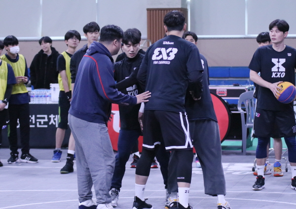KXO관계자가 3x3 클리닉에서 3x3 전술에 대해서 설명하고 있다. 사진제공=KXO