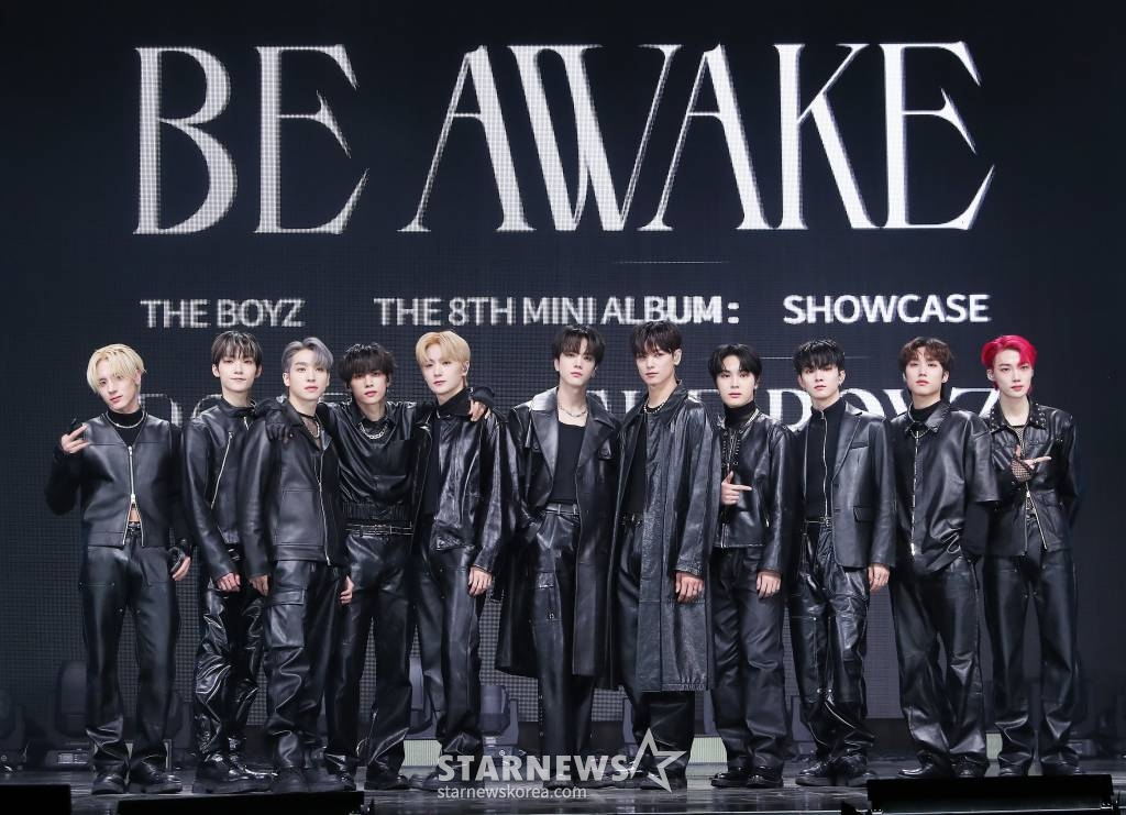 그룹 더보이즈(THE BOYZ)가 20일 오후 서울 광진구 예스24 라이브홀에서 진행된 미니 8집 '비 어웨이크(BE AWAKE)' 발매 기념 쇼케이스에 참석해 포즈를 취하고 있다.  더보이즈의 이번 앨범에는 타이틀곡 '로어(ROAR)'를 포함해 총 6개 신곡이 수록됐다. 2023.02.20 /사진=김창현 기자 chmt@