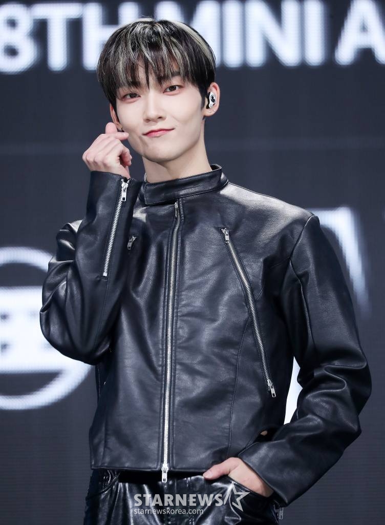그룹 더보이즈(THE BOYZ) 케빈이 20일 오후 서울 광진구 예스24 라이브홀에서 진행된 미니 8집 '비 어웨이크(BE AWAKE)' 발매 기념 쇼케이스에 참석해 포즈를 취하고 있다.  더보이즈의 이번 앨범에는 타이틀곡 '로어(ROAR)'를 포함해 총 6개 신곡이 수록됐다. 2023.02.20 /사진=김창현 기자 chmt@