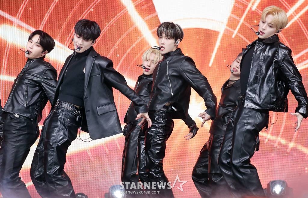그룹 더보이즈(THE BOYZ)가 20일 오후 서울 광진구 예스24 라이브홀에서 진행된 미니 8집 '비 어웨이크(BE AWAKE)' 발매 기념 쇼케이스에 참석해 멋진 무대를 선보이고 있다.  더보이즈의 이번 앨범에는 타이틀곡 '로어(ROAR)'를 포함해 총 6개 신곡이 수록됐다. 2023.02.20 /사진=김창현 기자 chmt@