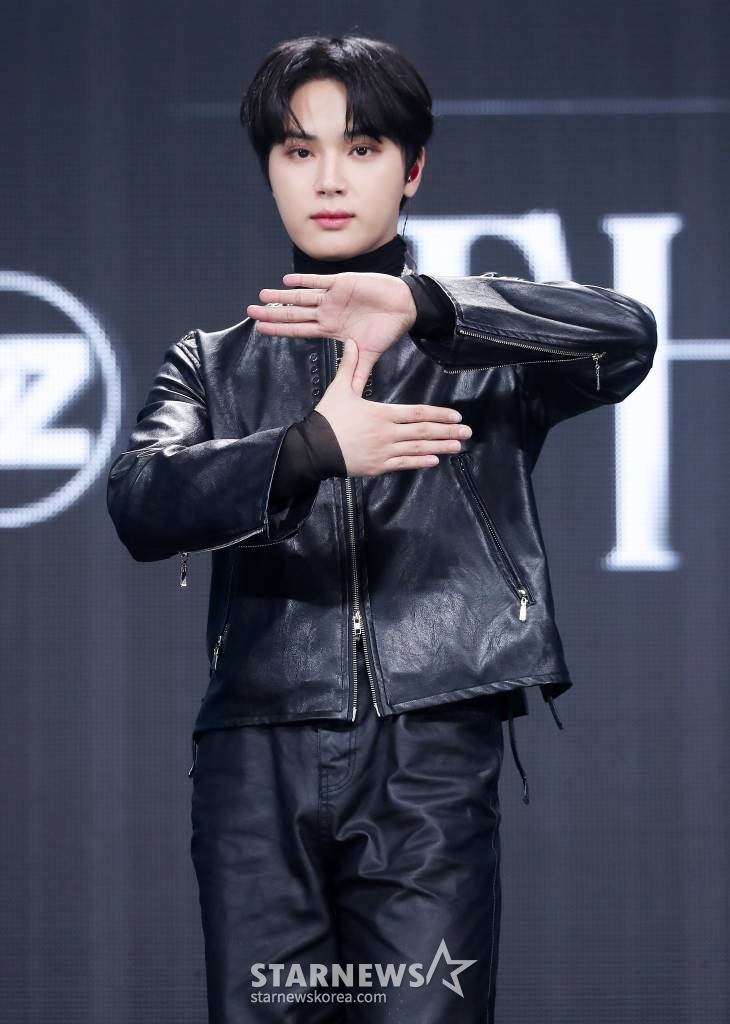 그룹 더보이즈(THE BOYZ) 주학년이 20일 오후 서울 광진구 예스24 라이브홀에서 진행된 미니 8집 '비 어웨이크(BE AWAKE)' 발매 기념 쇼케이스에 참석해 포즈를 취하고 있다.  더보이즈의 이번 앨범에는 타이틀곡 '로어(ROAR)'를 포함해 총 6개 신곡이 수록됐다. 2023.02.20 /사진=김창현 기자 chmt@