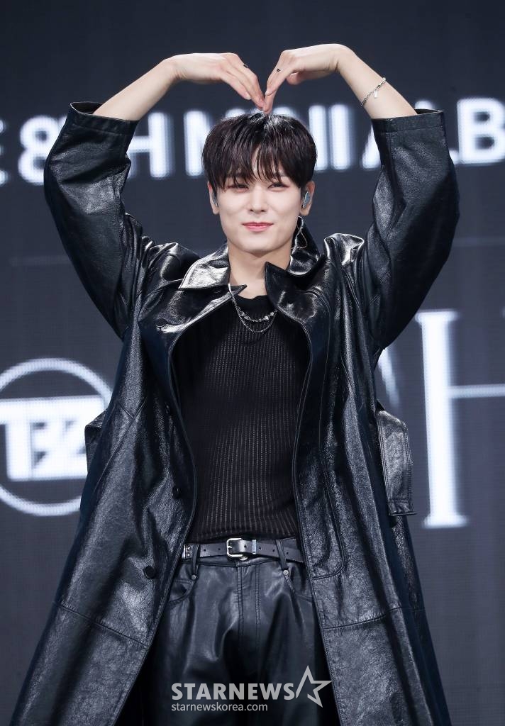 그룹 더보이즈(THE BOYZ) 주연이 20일 오후 서울 광진구 예스24 라이브홀에서 진행된 미니 8집 '비 어웨이크(BE AWAKE)' 발매 기념 쇼케이스에 참석해 포즈를 취하고 있다.  더보이즈의 이번 앨범에는 타이틀곡 '로어(ROAR)'를 포함해 총 6개 신곡이 수록됐다. 2023.02.20 /사진=김창현 기자 chmt@
