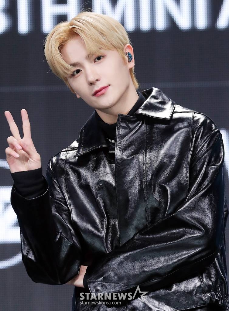그룹 더보이즈(THE BOYZ) 현재가 20일 오후 서울 광진구 예스24 라이브홀에서 진행된 미니 8집 '비 어웨이크(BE AWAKE)' 발매 기념 쇼케이스에 참석해 포즈를 취하고 있다.  더보이즈의 이번 앨범에는 타이틀곡 '로어(ROAR)'를 포함해 총 6개 신곡이 수록됐다. 2023.02.20 /사진=김창현 기자 chmt@
