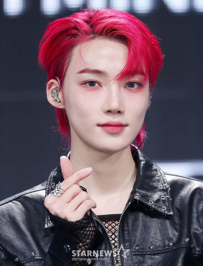 그룹 더보이즈(THE BOYZ) 뉴가 20일 오후 서울 광진구 예스24 라이브홀에서 진행된 미니 8집 '비 어웨이크(BE AWAKE)' 발매 기념 쇼케이스에 참석해 포즈를 취하고 있다.  더보이즈의 이번 앨범에는 타이틀곡 '로어(ROAR)'를 포함해 총 6개 신곡이 수록됐다. 2023.02.20 /사진=김창현 기자 chmt@