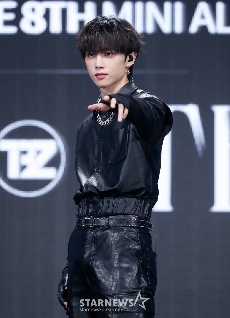 그룹 더보이즈(THE BOYZ) 선우가 20일 오후 서울 광진구 예스24 라이브홀에서 진행된 미니 8집 '비 어웨이크(BE AWAKE)' 발매 기념 쇼케이스에 참석해 포즈를 취하고 있다.  더보이즈의 이번 앨범에는 타이틀곡 '로어(ROAR)'를 포함해 총 6개 신곡이 수록됐다. 2023.02.20 /사진=김창현 기자 chmt@
