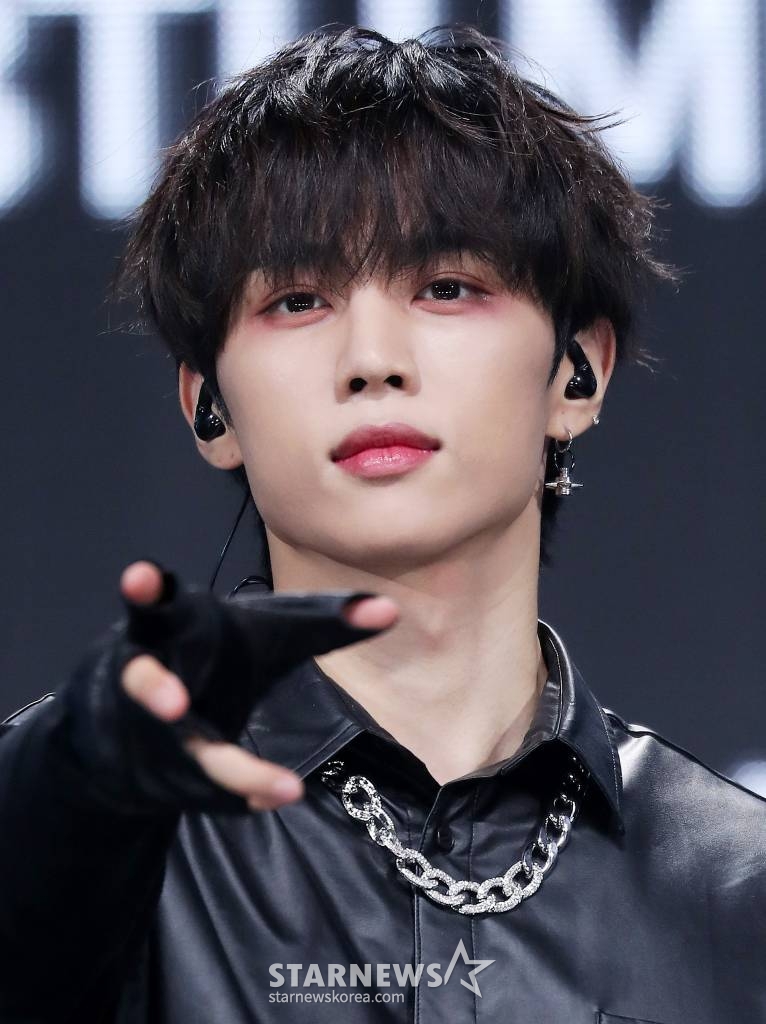 그룹 더보이즈(THE BOYZ) 선우가 20일 오후 서울 광진구 예스24 라이브홀에서 진행된 미니 8집 '비 어웨이크(BE AWAKE)' 발매 기념 쇼케이스에 참석해 포즈를 취하고 있다.  더보이즈의 이번 앨범에는 타이틀곡 '로어(ROAR)'를 포함해 총 6개 신곡이 수록됐다. 2023.02.20 /사진=김창현 기자 chmt@