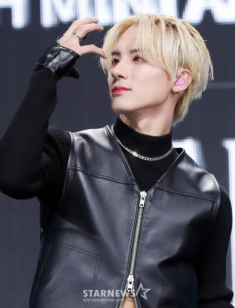 그룹 더보이즈(THE BOYZ) 에릭이 20일 오후 서울 광진구 예스24 라이브홀에서 진행된 미니 8집 '비 어웨이크(BE AWAKE)' 발매 기념 쇼케이스에 참석해 포즈를 취하고 있다.  더보이즈의 이번 앨범에는 타이틀곡 '로어(ROAR)'를 포함해 총 6개 신곡이 수록됐다. 2023.02.20 /사진=김창현 기자 chmt@