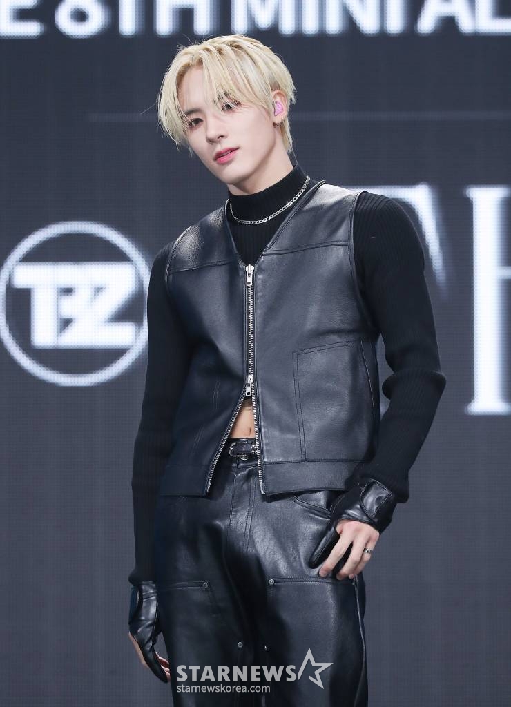그룹 더보이즈(THE BOYZ) 에릭이 20일 오후 서울 광진구 예스24 라이브홀에서 진행된 미니 8집 '비 어웨이크(BE AWAKE)' 발매 기념 쇼케이스에 참석해 포즈를 취하고 있다.  더보이즈의 이번 앨범에는 타이틀곡 '로어(ROAR)'를 포함해 총 6개 신곡이 수록됐다. 2023.02.20 /사진=김창현 기자 chmt@